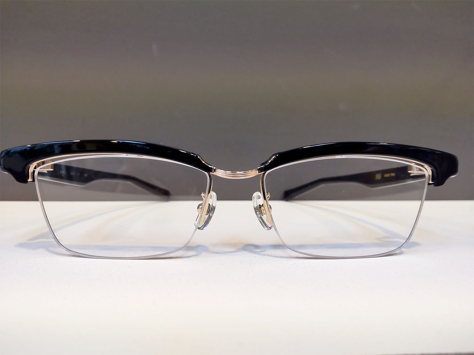 フォーナインズ　M-802（9001: ブラックｘホワイトゴールド）