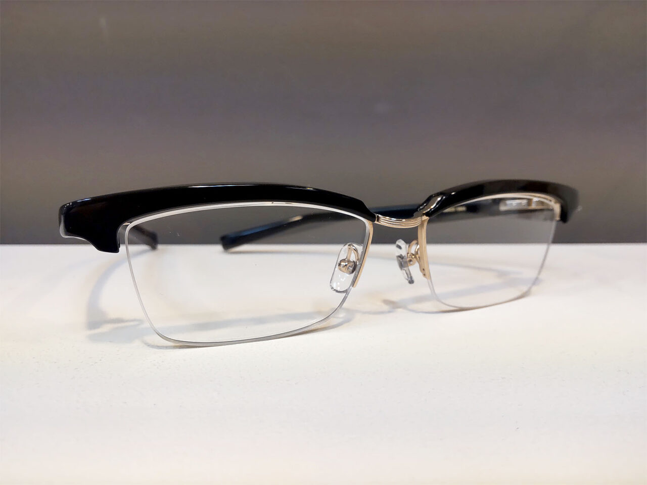 フォーナインズ　M-802（9001: ブラックｘホワイトゴールド）